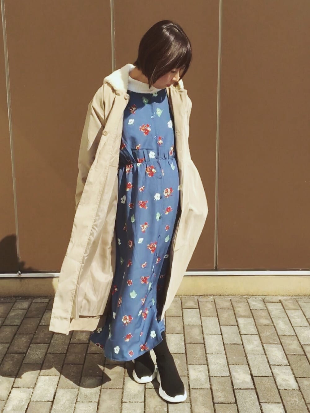 「春、カジュアルガーリー、春アウター、ワンピース、パーカー、ベージュ、マタニティ、花柄、青、ダッドスニーカー」｜「WEARバンド部のアイテム（音楽/本・雑誌、その他）」を使った、star☆さん（レディース・160cm）の春コーディネートの1枚目の写真
