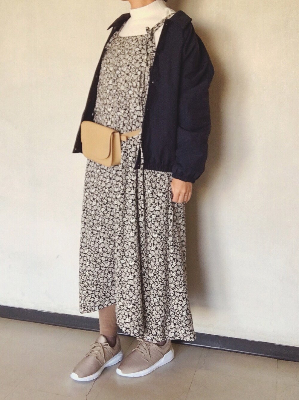 「大人カジュアル、大人ガーリー、休日スタイル、ラクチンコーデ、コーチジャケット、ネイビー、花柄、ベージュ、スニーカー、年末WEAR感謝祭」｜「WEAR バンド部のアイテム（音楽/本・雑誌、その他）」を使った、star☆さん（レディース・160cm）の冬コーディネートの1枚目の写真