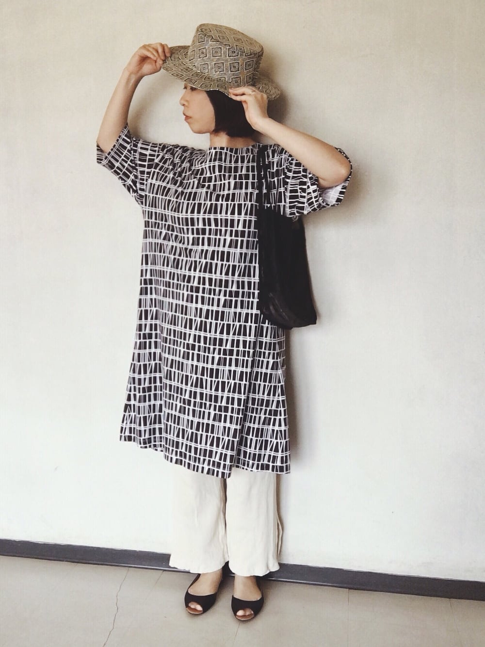 「麦わら帽子、Tシャツワンピ、ユニクロ、モノトーン、柄、レイヤードスタイル、リブパンツ、シースルー、黒、オープントゥ」｜「w closetのパターンカンカン帽（ハット、グレー系）」を使った、star☆さん（レディース・160cm）の夏コーディネートの1枚目の写真