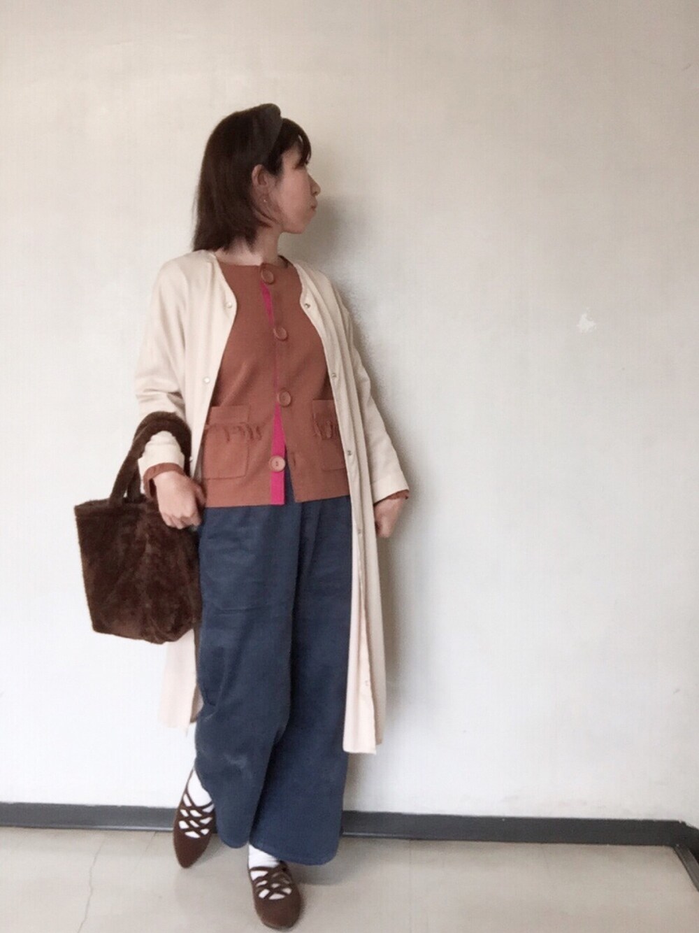 ブルー系のその他パンツ、ブラウン系のトートバッグ、イエロー系のパンプスを着用したレディースの秋コーディネートの1枚目の写真