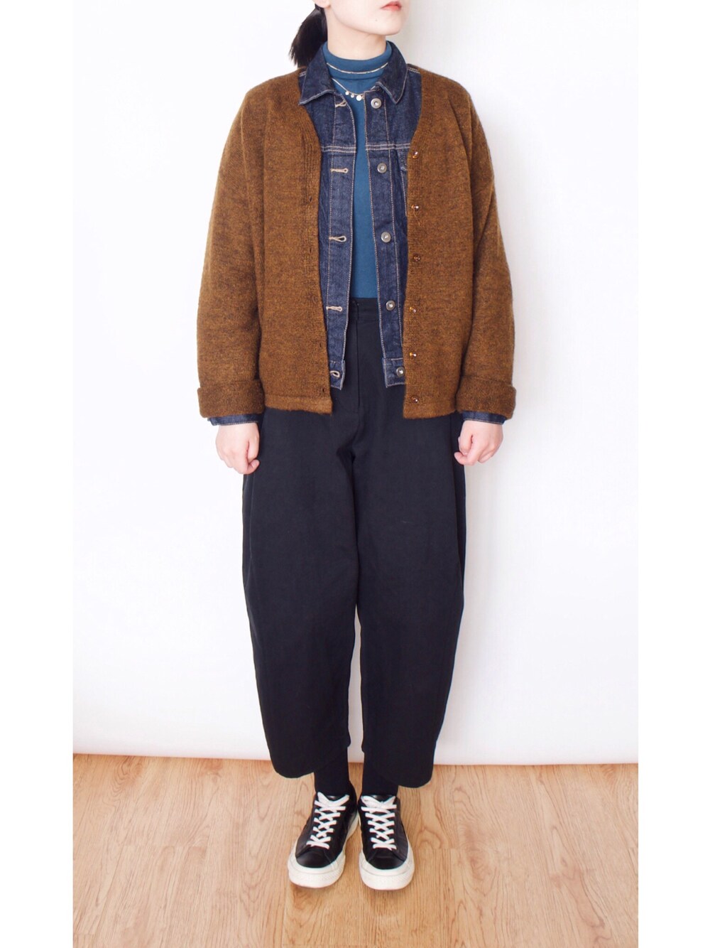 ブラック系のシューズ、ブルー系のデニムジャケットを着用したレディースの春コーディネートの1枚目の写真