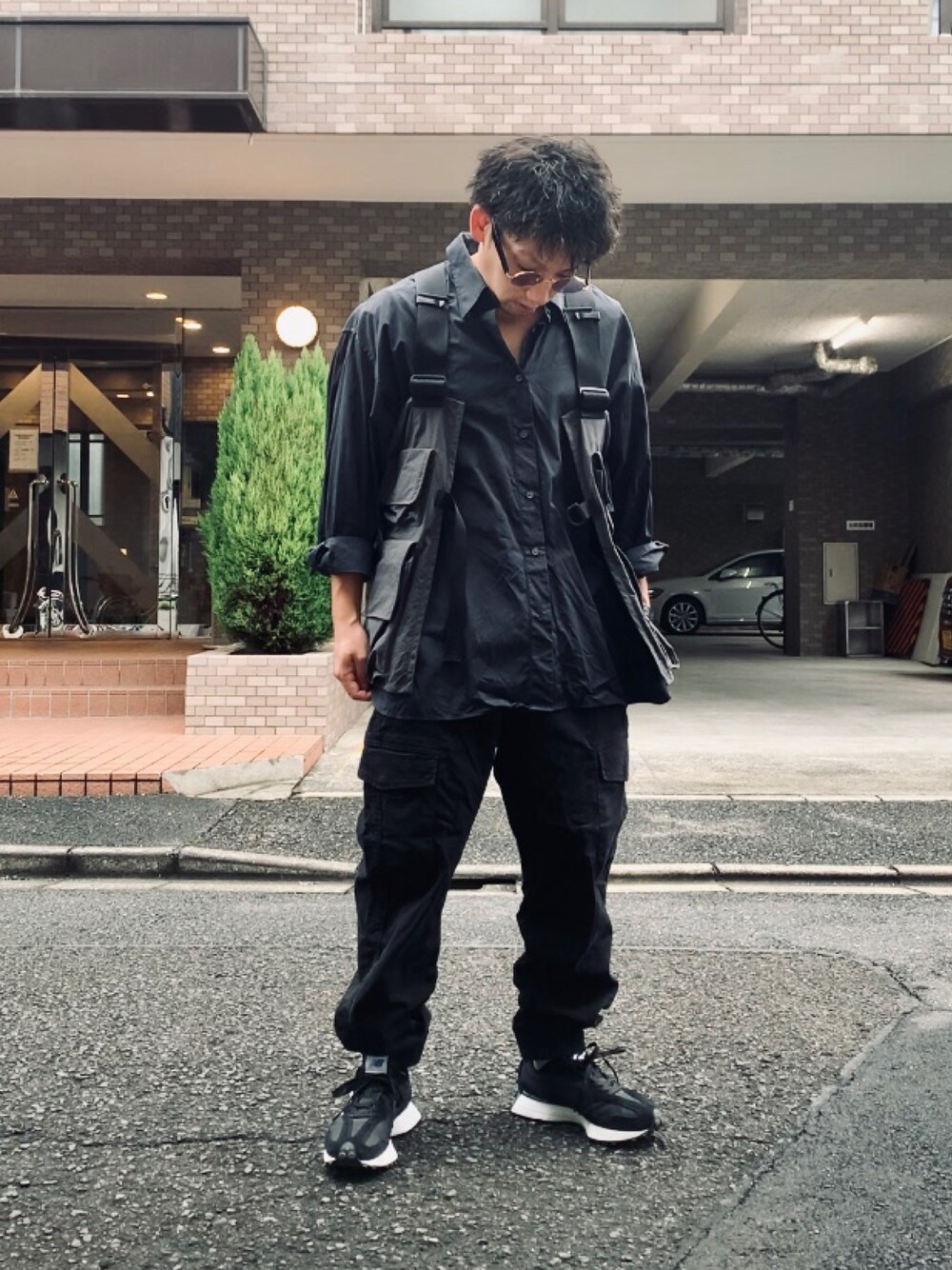 「プチプラ、UNIQLO、オールブラック、オーバーサイズ、ワントーンコーデ、ストリート、ユニクロ、ビッグシルエット、スポーツミックス、オトナカジュアル」｜「NEW BALANCEのMS327（スニーカー、グレー系）」を使った、🎭syogo🎭さん（メンズ・165cm）の秋コーディネートの1枚目の写真