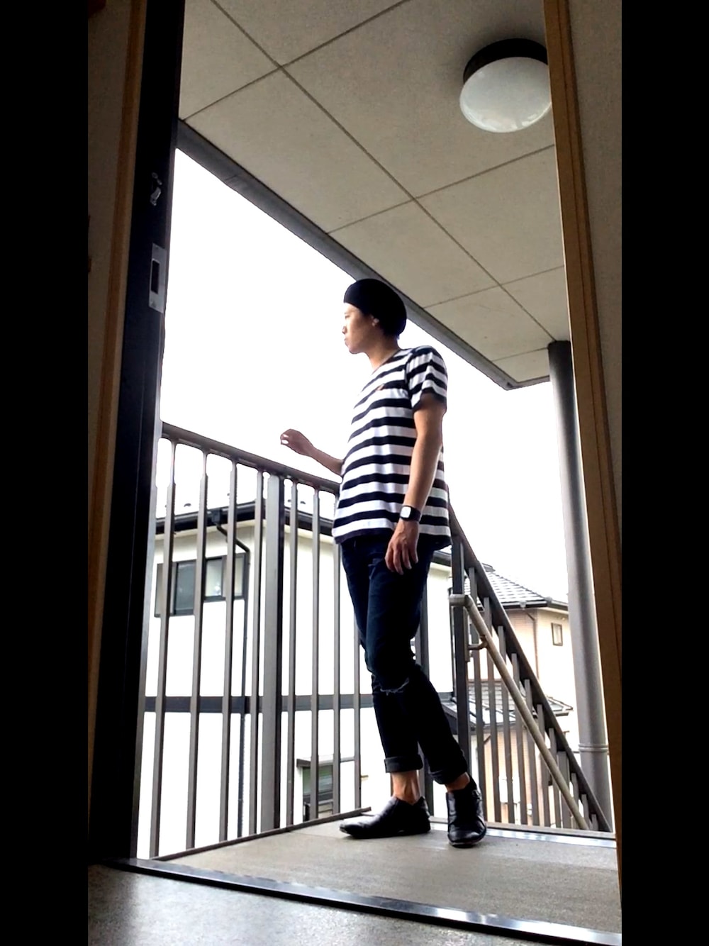 ホワイト系のTシャツ/カットソー、ブルー系のデニムパンツ、ブラック系のドレスシューズを着用したメンズの夏コーディネートの1枚目の写真