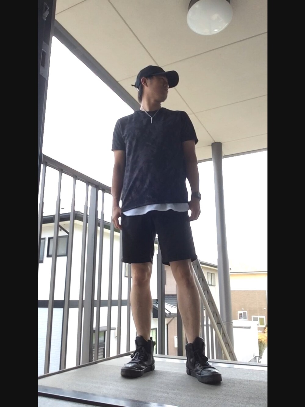 ブラック系のTシャツ/カットソー、ブラック系のチノパンツ、ブラック系のブーツを着用したメンズの夏コーディネートの1枚目の写真