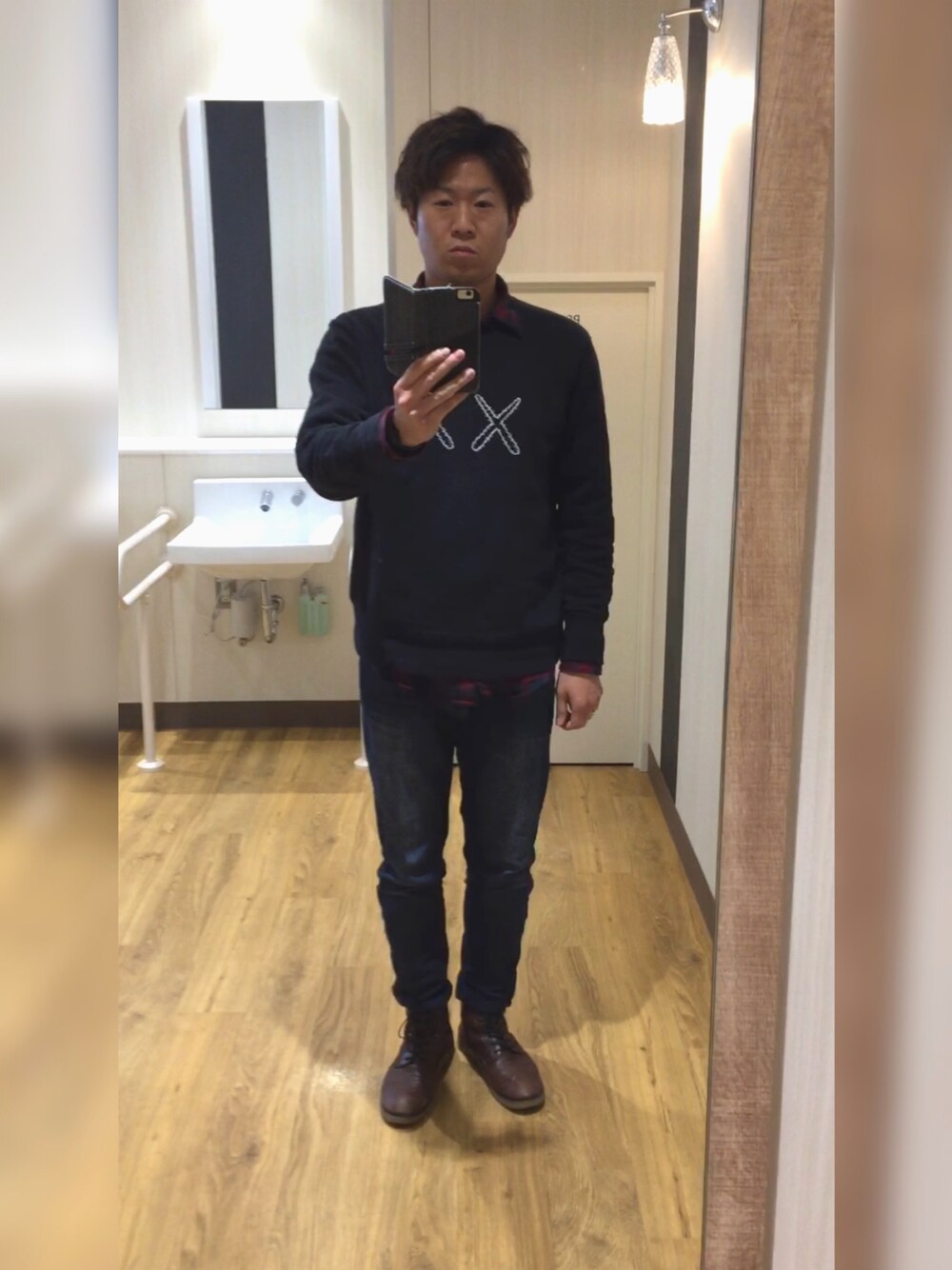ブラック系のスウェット、レッド系のシャツ/ブラウス、ブルー系のデニムパンツを着用したメンズの秋コーディネートの1枚目の写真