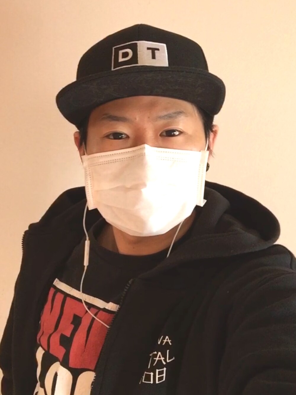 ブラック系のパーカー、ブラック系のTシャツ/カットソー、ブラック系のキャップを着用したメンズの春コーディネートの1枚目の写真