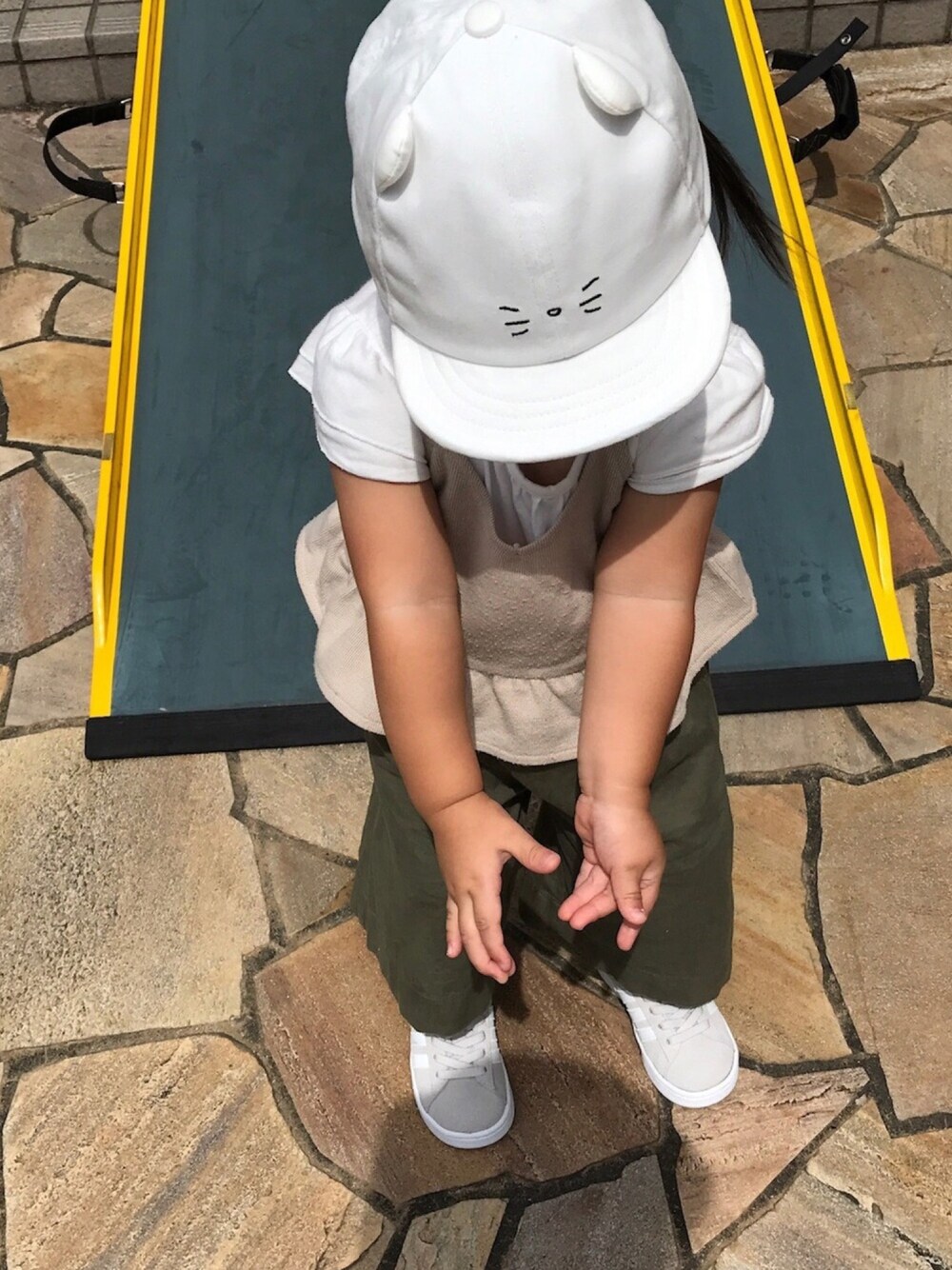 「カーキパンツ、adidas、Campus、プティマイン、アプレレクール、女の子、ワイドパンツ、ビスチェ、キッズファッション、1歳6ヶ月」｜「petit mainのネコディテールキャップ（キャップ、ホワイト系）」を使った、♡kikka・akito♡さん（キッズ・80cm）の秋コーディネートの1枚目の写真