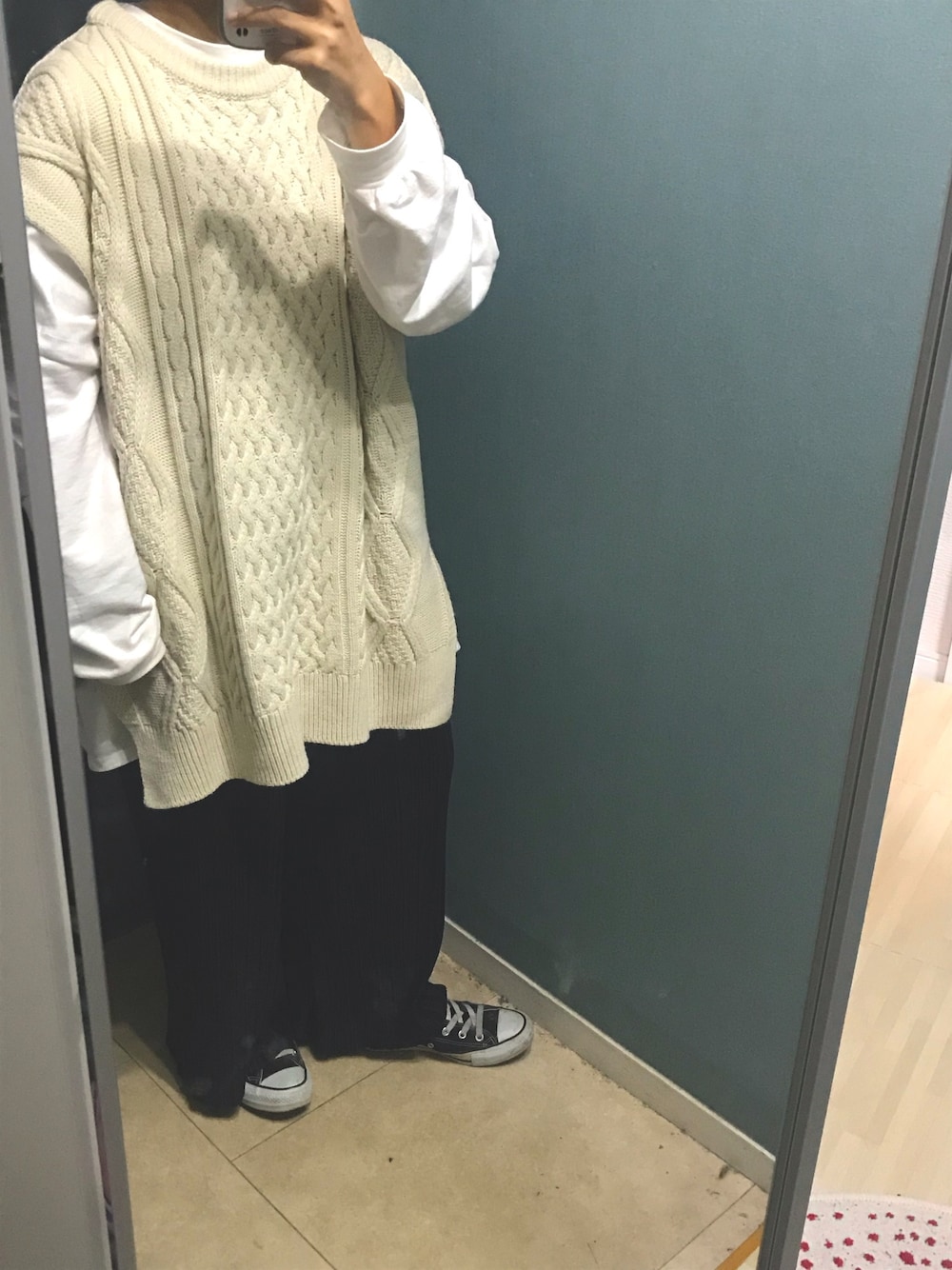 「低身長コーデ、ゆるコーデ、パンツスタイル、チビーズ✳︎、おしゃれさんと繋がりたい、カジュアル」｜「NEUNAのオーバーシルエット鍵編みニットベスト（ベスト、ベージュ系）」を使った、noguuunさん（レディース・151cm）の秋コーディネートの1枚目の写真
