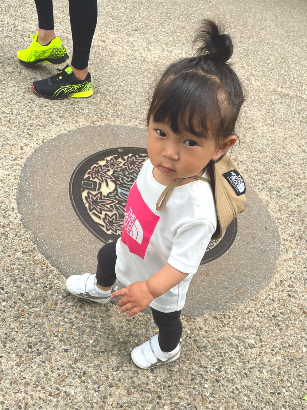 ホワイト系のTシャツ/カットソー、ホワイト系のスニーカー、ベージュ系のハットを着用したキッズの春コーディネートの1枚目の写真