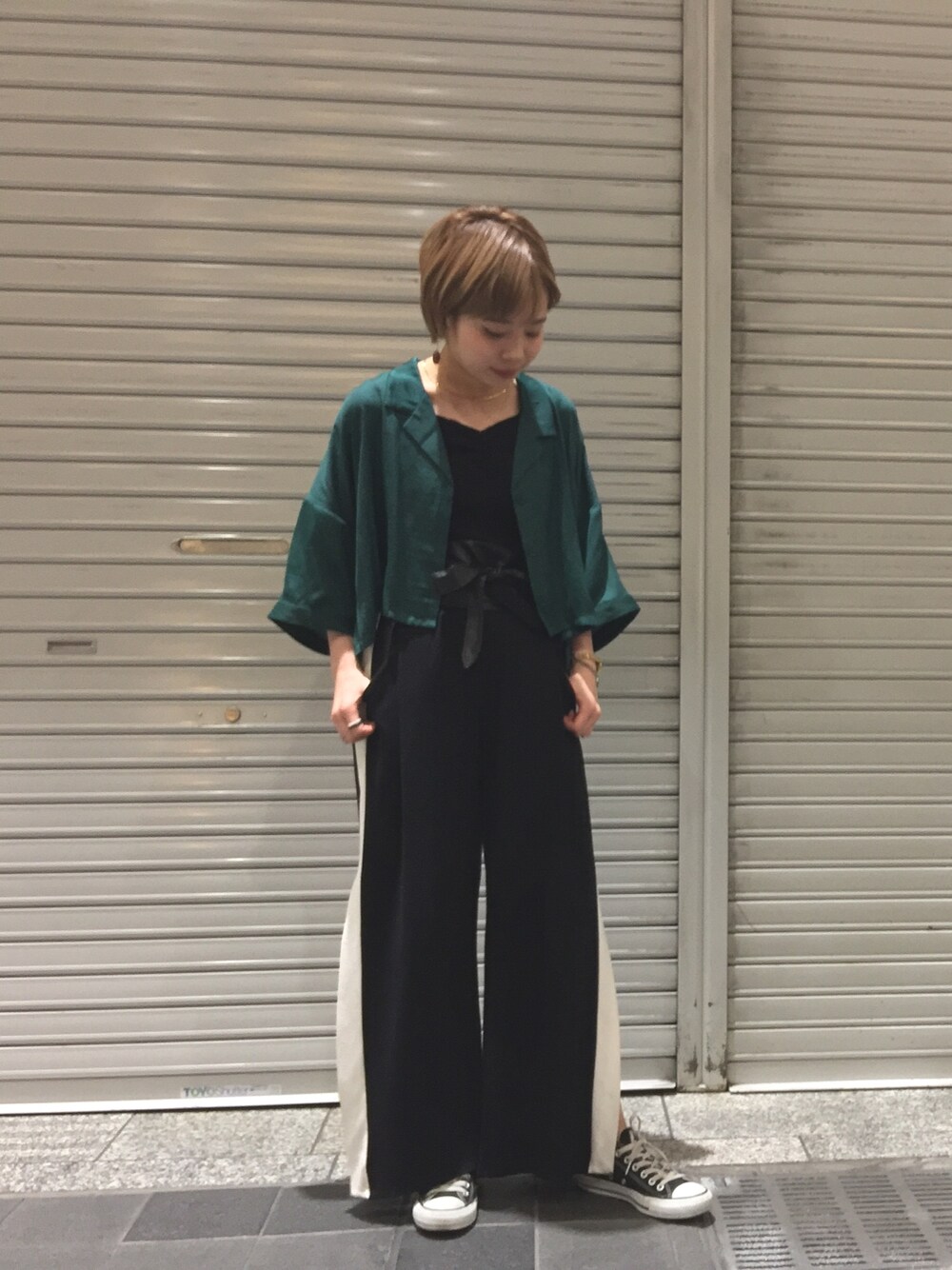 「ラインパンツ、モード、グリーン、スニーカー、韓国ファッション、WHO’S WHO gallery、京都、スタッフコーデ、ootd、mode」｜「WHO'S WHO galleryのスリットワイドジャージー（その他パンツ、ブラック系）」を使った、Sasahara Maikoさん（レディース・159cm）の夏コーディネートの1枚目の写真