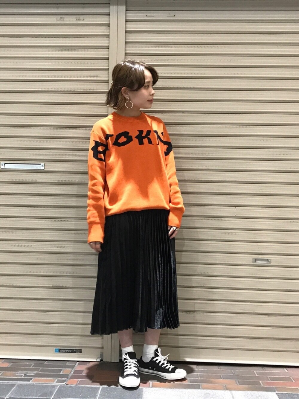 「プリーツスカート、シャイニー、ロゴニット、オレンジ、今日のコーデ、WHO’S WHO gallery、モード、メンズライク、秋のコーデ」｜「WHO'S WHO galleryのジャガードロゴニット（ニット/セーター、オレンジ系）」を使った、Sasahara Maikoさん（レディース・159cm）の秋コーディネートの1枚目の写真