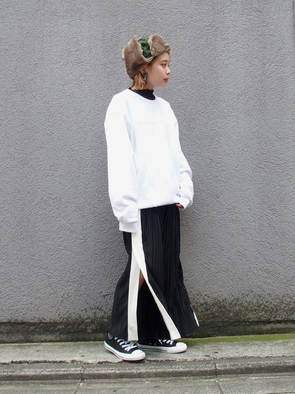 「ラメ、モード、ストリート、ロゴスウェット、秋コーデ、WHO’S WHO gallery、メンズライク、ootd、シンプルコーデ」｜「WHO'S WHO galleryのANACHY DRAWプリントクルースウェット（スウェット、ホワイト系）」を使った、Sasahara Maikoさん（レディース・159cm）の秋コーディネートの1枚目の写真