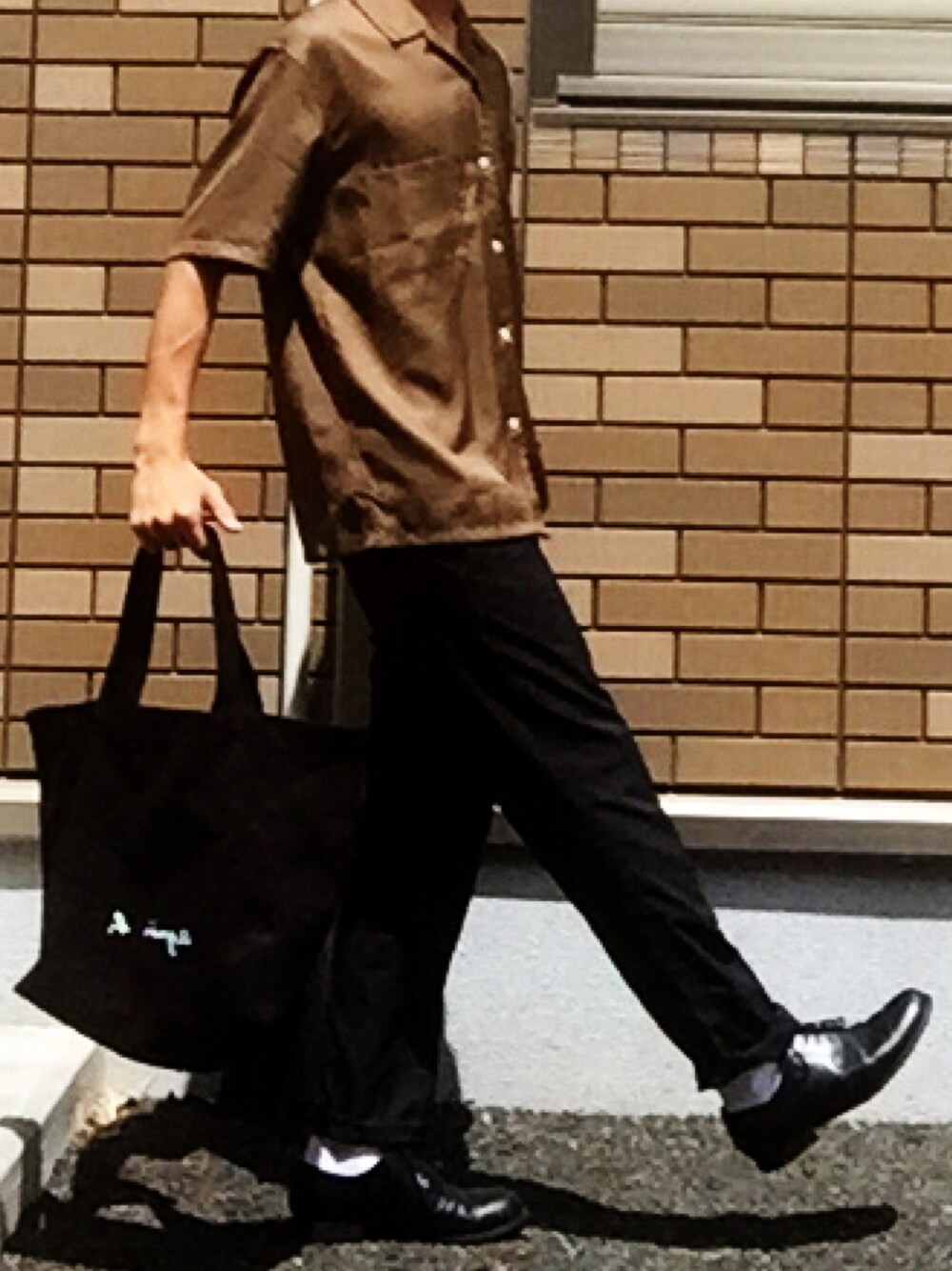 グリーン系のシャツ/ブラウス、ブラック系のスラックス、ブラック系のブーツを着用したメンズの夏コーディネートの1枚目の写真