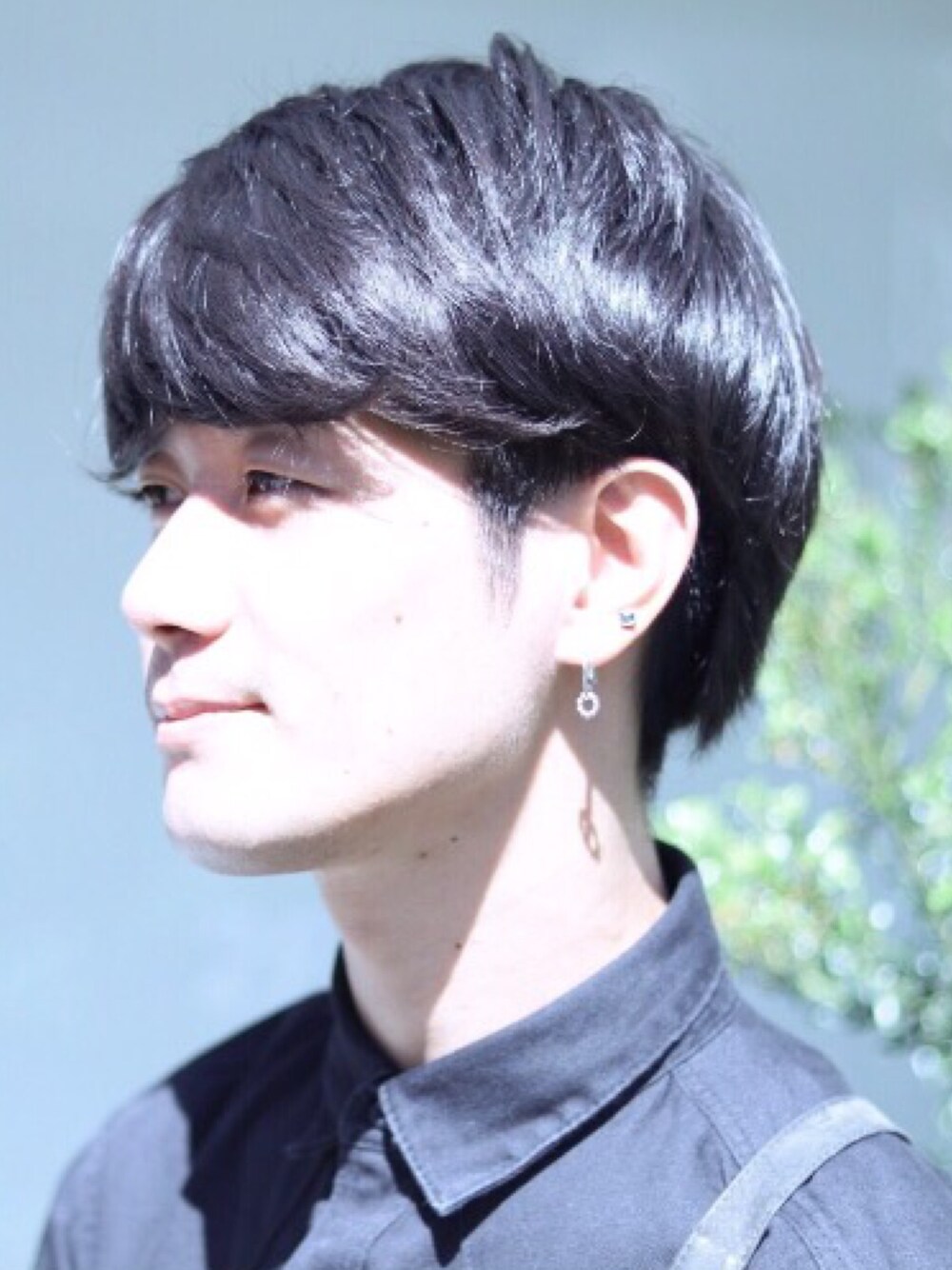 ブラック系のシャツ/ブラウス、グレー系のショルダーバッグ、その他のその他を着用したメンズの秋コーディネートの1枚目の写真