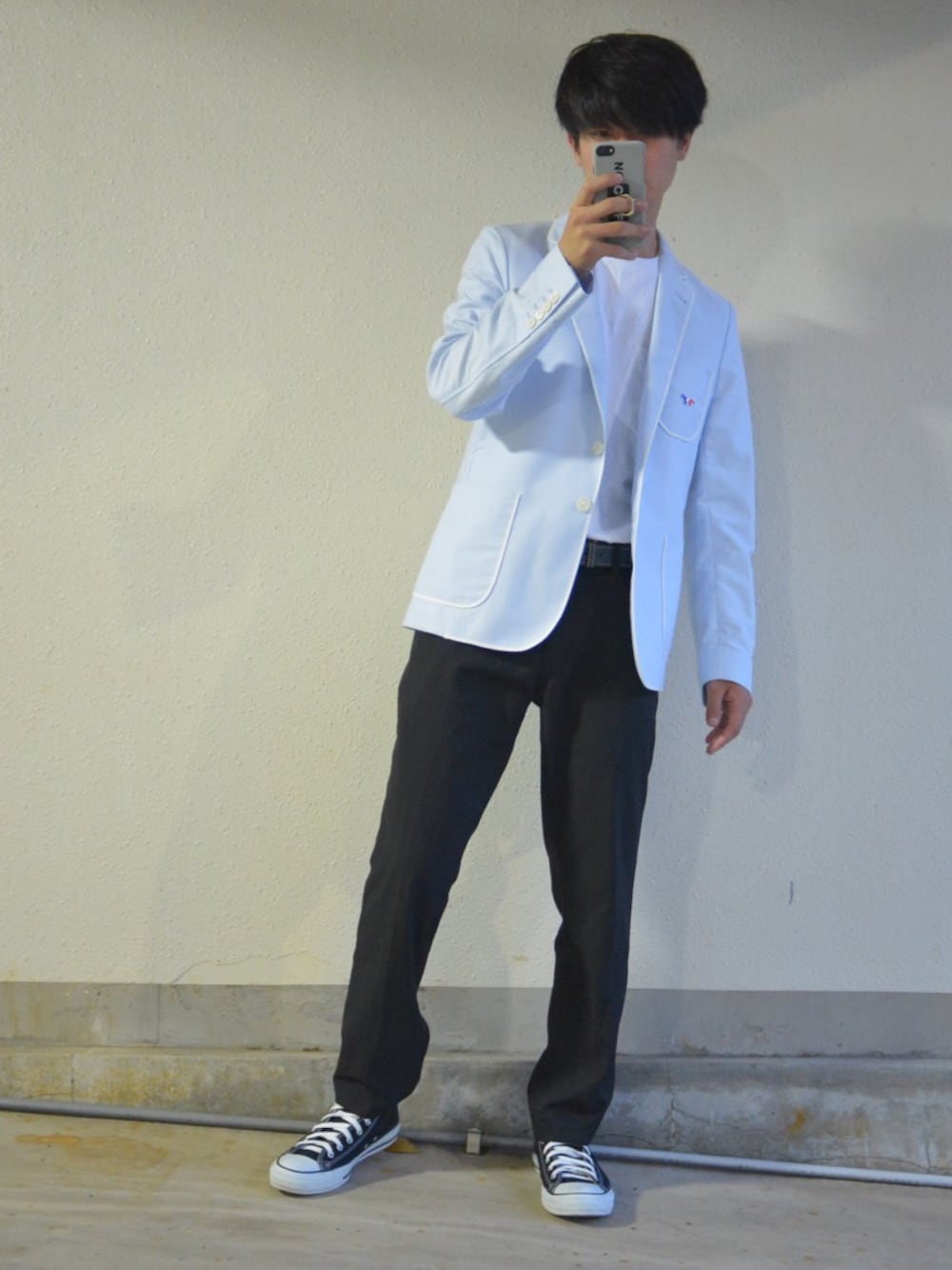 ブルー系のテーラードジャケット、ホワイト系のTシャツ/カットソー、ブラック系のスラックスを着用したメンズの春コーディネートの1枚目の写真