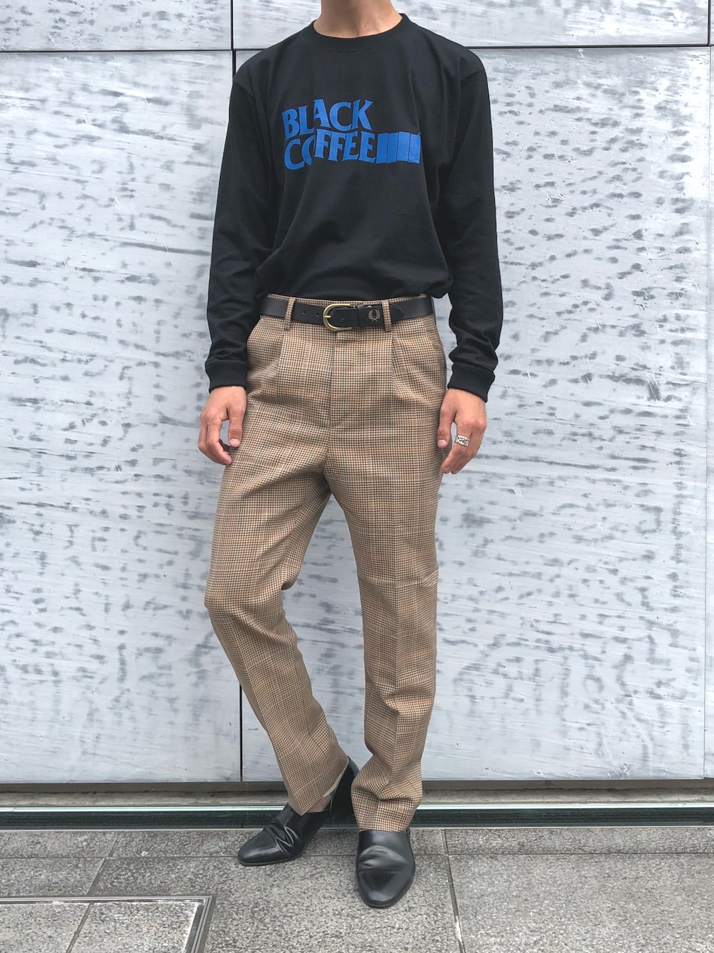 ブラック系のTシャツ/カットソー、ベージュ系のセットアップ、ブラック系のドレスシューズを着用したメンズの秋コーディネートの1枚目の写真