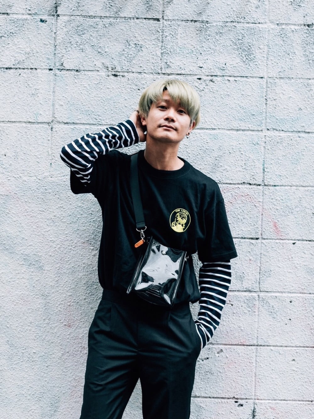 ホワイト系のTシャツ/カットソー、ブラック系のショルダーバッグ、ブラック系のその他パンツを着用したメンズの秋コーディネートの1枚目の写真