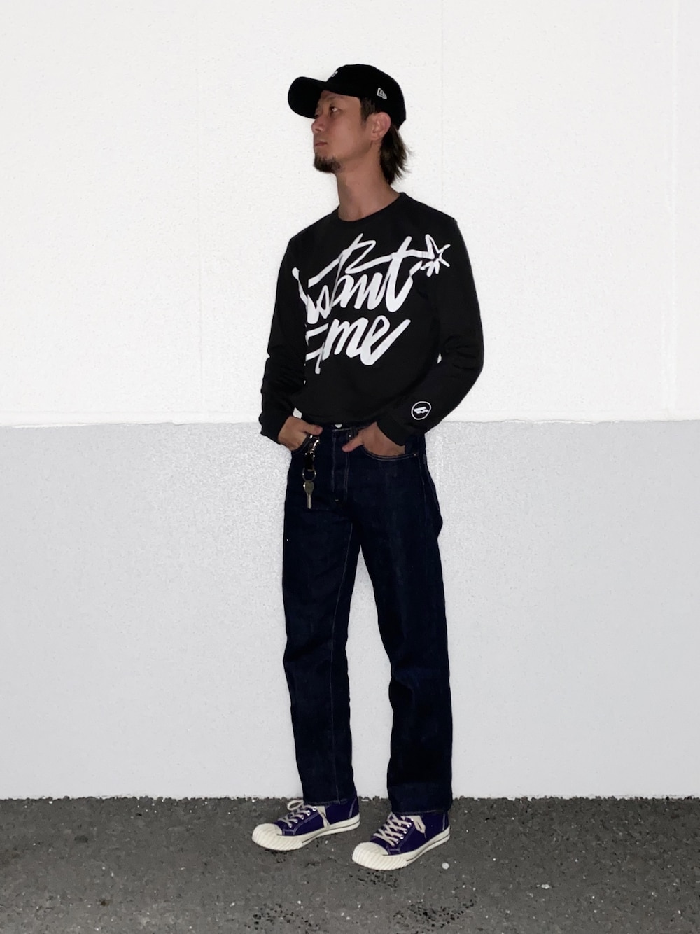 ブラック系のTシャツ/カットソー、ブルー系のデニムパンツ、パープル系のスニーカーを着用したメンズの春コーディネートの1枚目の写真