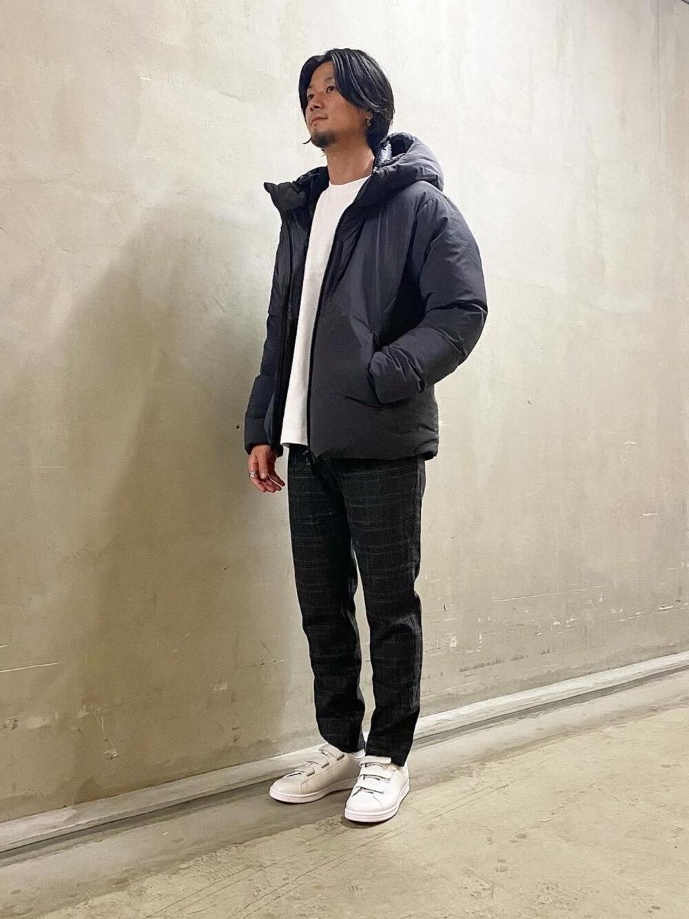 ホワイト系のTシャツ/カットソー、グレー系のスニーカー、グレー系のその他パンツを着用したメンズの秋コーディネートの1枚目の写真