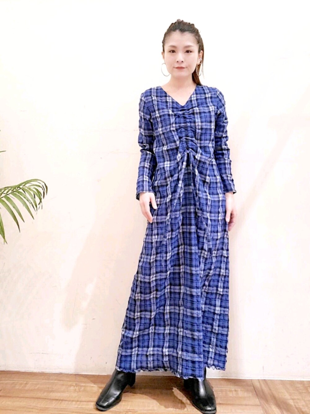 「大人カジュアル、大人コーデ、チェック、ワンピース、大人女子、RIVEDROITE」｜「RIVE DROITEの一枚でサマになる　BIGサッカーチェックドロストワンピース　（長袖）（ワンピース、ブルー系）」を使った、tttttsssssuuuuuさん（レディース・158cm）の春コーディネートの1枚目の写真