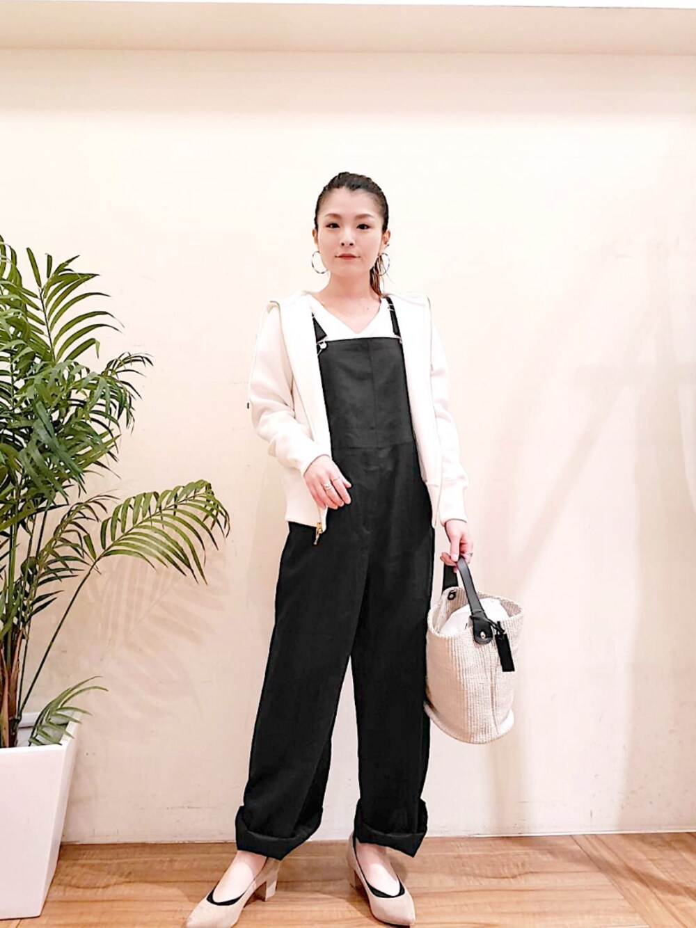 「大人カジュアル、大人コーデ、サロペット、大人女子、きれいめカジュアル、RIVEDROITE、フーディー、パーカー」｜「RIVE DROITEの大人のリラックススタイルが完成する　リネンオーバーオール　（無地）（サロペット/オーバーオール、ブラック系）」を使った、tttttsssssuuuuuさん（レディース・158cm）の春コーディネートの1枚目の写真