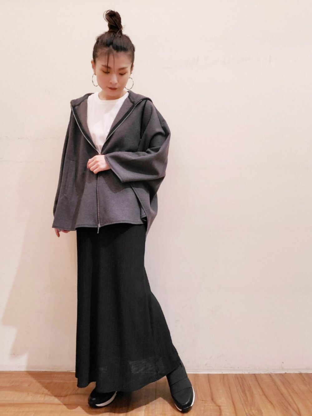 「シンプル、秋のコーデ、スニーカー、ゆるコーデ、秋服準備はじめました、カジュアルコーデ、お洒落さんとつながりたい、モノトーン、ラフ」｜「RIVE DROITEのトレンドシルエットでシーズンムードをプラス　ウールライクジャージポンチョコート（ポンチョ、グレー系）」を使った、tttttsssssuuuuuさん（レディース・158cm）の秋コーディネートの1枚目の写真