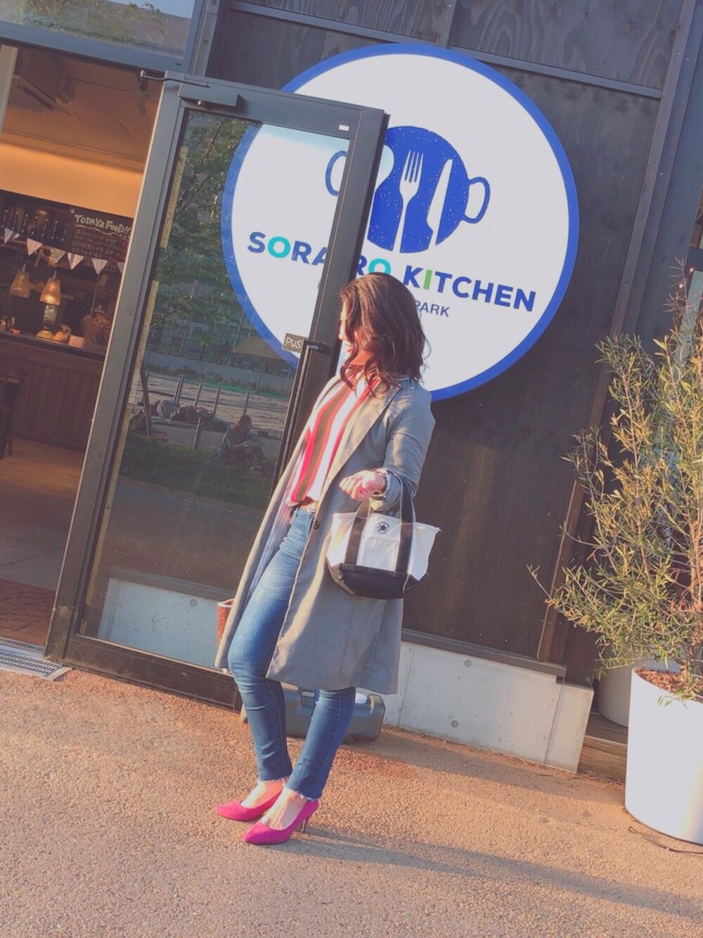 「きれいめカジュアル、大人カジュアル、春コーデ、休日コーデ」｜「CONVERSEのCONVERSE/コンバース　CANVAS TOTE BAG/キャンバストートバッグ（トートバッグ、ブラック系）」を使った、れーなさん（レディース・157cm）の春コーディネートの1枚目の写真