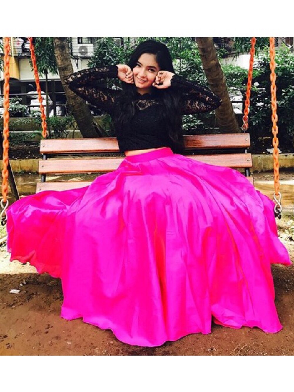 「whatsinofficialのアイテム（スカート、ピンク系）」を使った、Anushka Senさん（レディース・169cm）の秋コーディネートの1枚目の写真