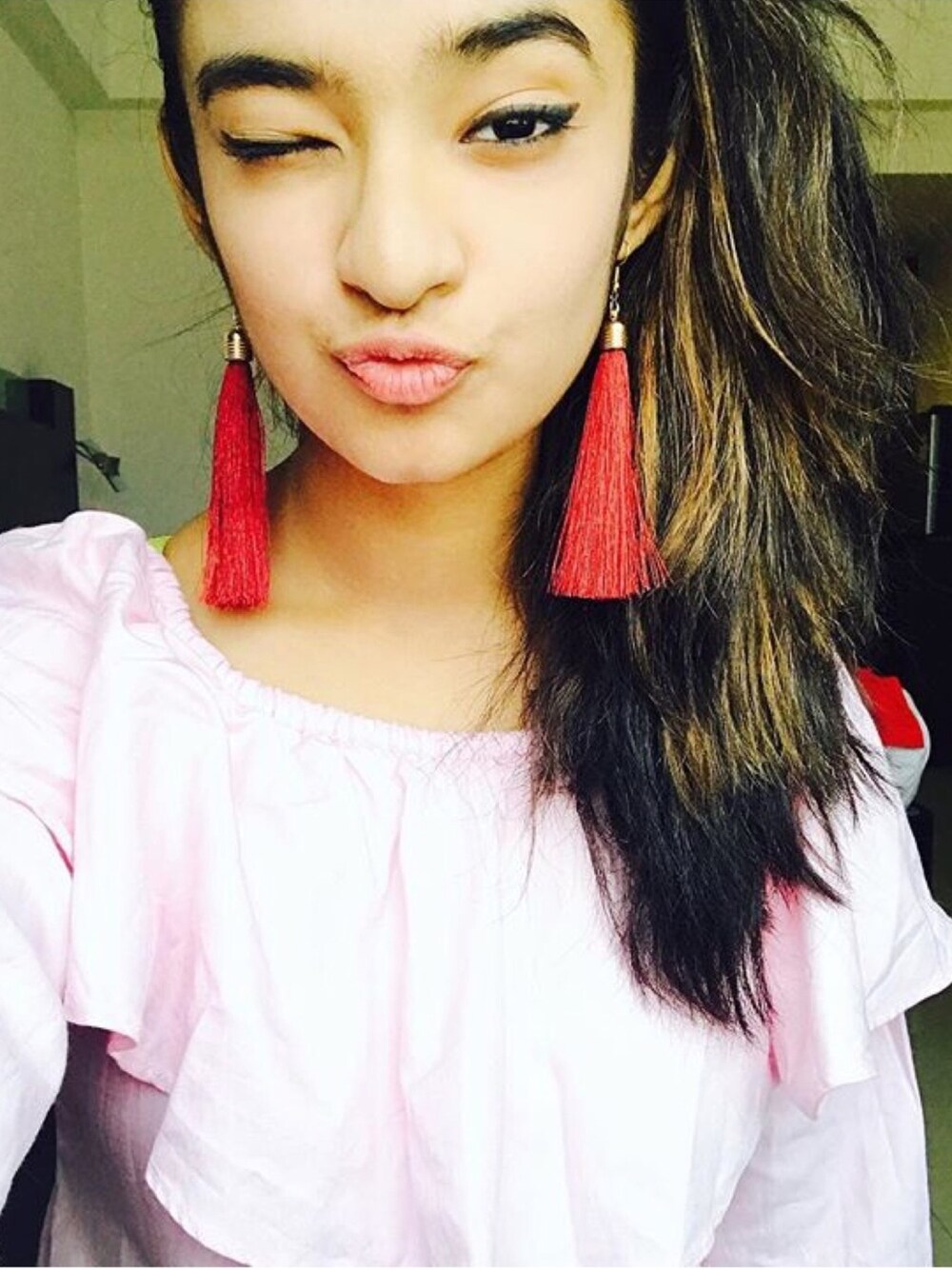 「offshoulder」｜「appealingz_by_agrimaのアイテム（イヤリング、レッド系）」を使った、Anushka Senさん（レディース・169cm）の秋コーディネートの1枚目の写真