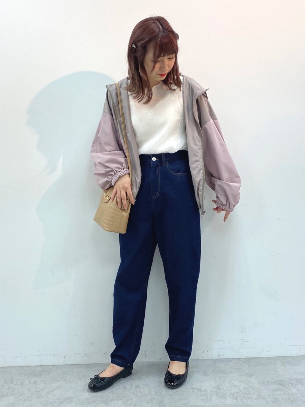 ホワイト系のシャツ/ブラウス、パープル系のマウンテンパーカー、ブルー系のその他パンツを着用したレディースの夏コーディネートの1枚目の写真