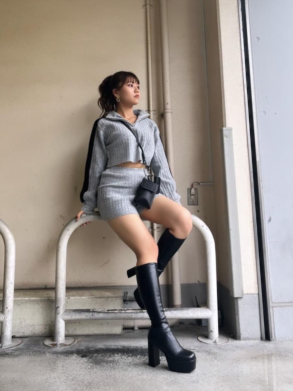 「セットアップ、大人カジュアル、カジュアルコーデ、167cm、韓国ふぁっしょん、オススメ、モノトーンこーで」｜「SPIRALGIRLのリングチャームマルチミニバック（ショルダーバッグ、ブラック系）」を使った、aoiさん（レディース・167cm）の秋コーディネートの1枚目の写真