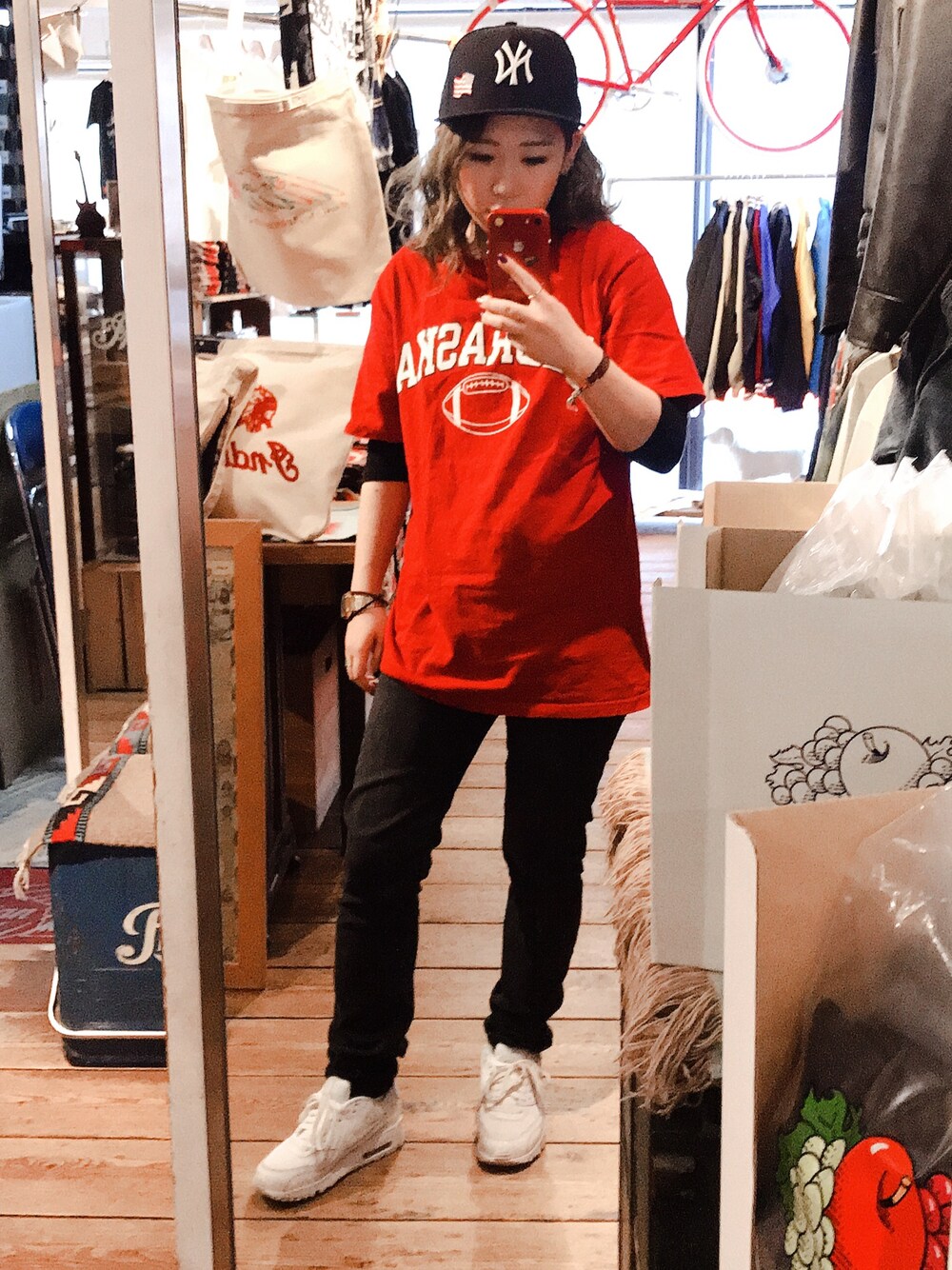 「street、ストリート、ストリート女子、NEW ERA、キャップ、NIKE、NIKE AIR MAX、黒スキニー、赤Tシャツ、American style」｜「NEW ERAのアイテム（キャップ、ブルー系）」を使った、SAZKIさん（レディース・153cm）の春コーディネートの1枚目の写真