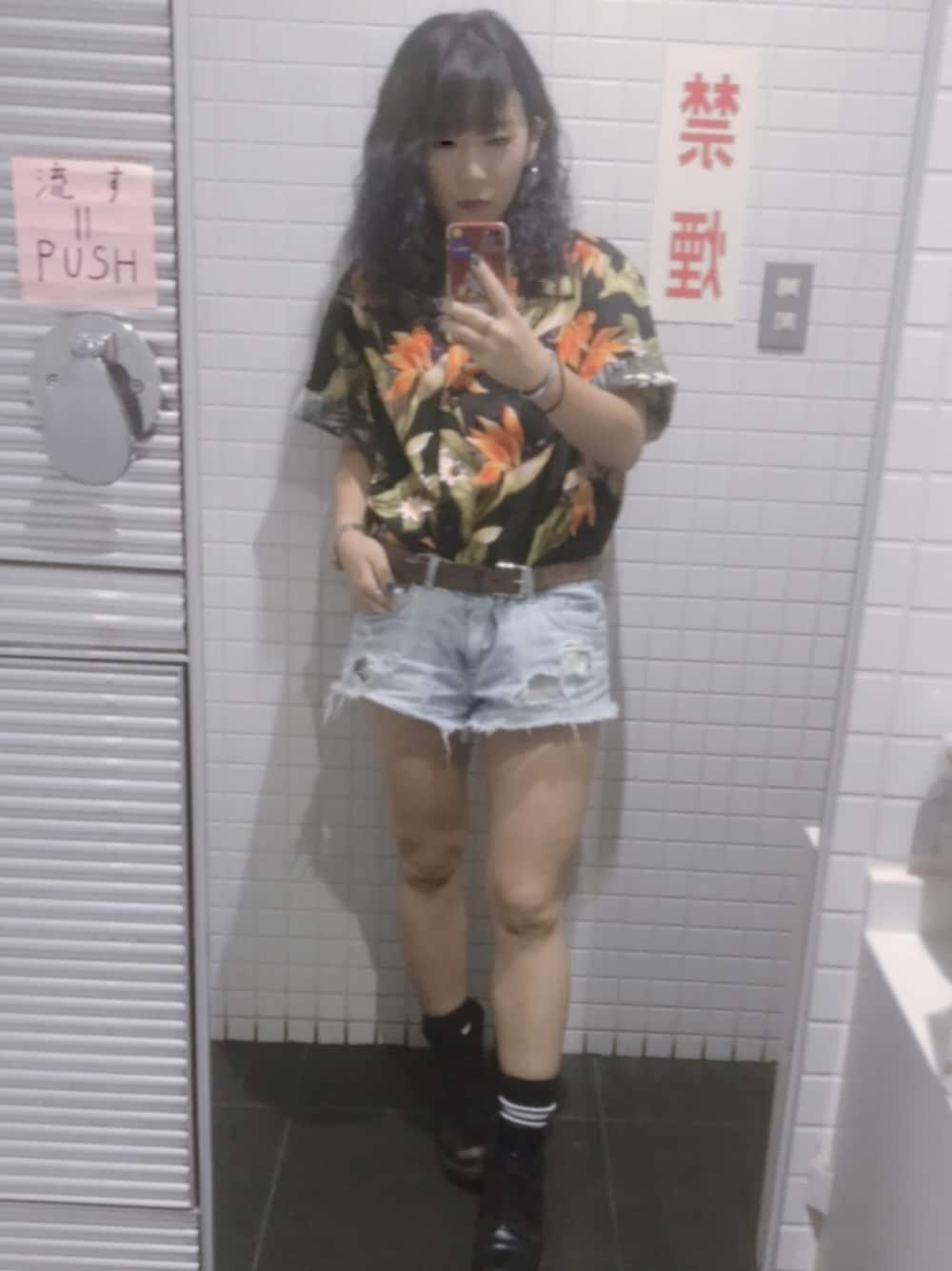 「alohashirt、アロハシャツ、Dr.Martens、オープンカラーシャツ、開襟シャツ、ストリート、グランジスタイル、street」｜「pacific legendのアイテム（シャツ/ブラウス、ブラック系）」を使った、SAZKIさん（レディース・153cm）の秋コーディネートの1枚目の写真