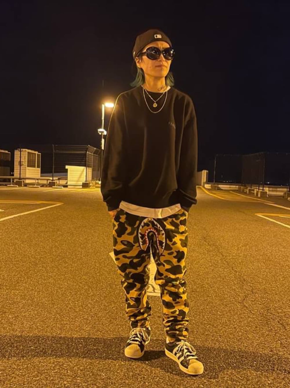 「street、streetfashion、streetstyle」｜「XLARGEのアイテム（スウェット、ブラック系）」を使った、lower   yukariさん（レディース・155cm）の冬コーディネートの1枚目の写真