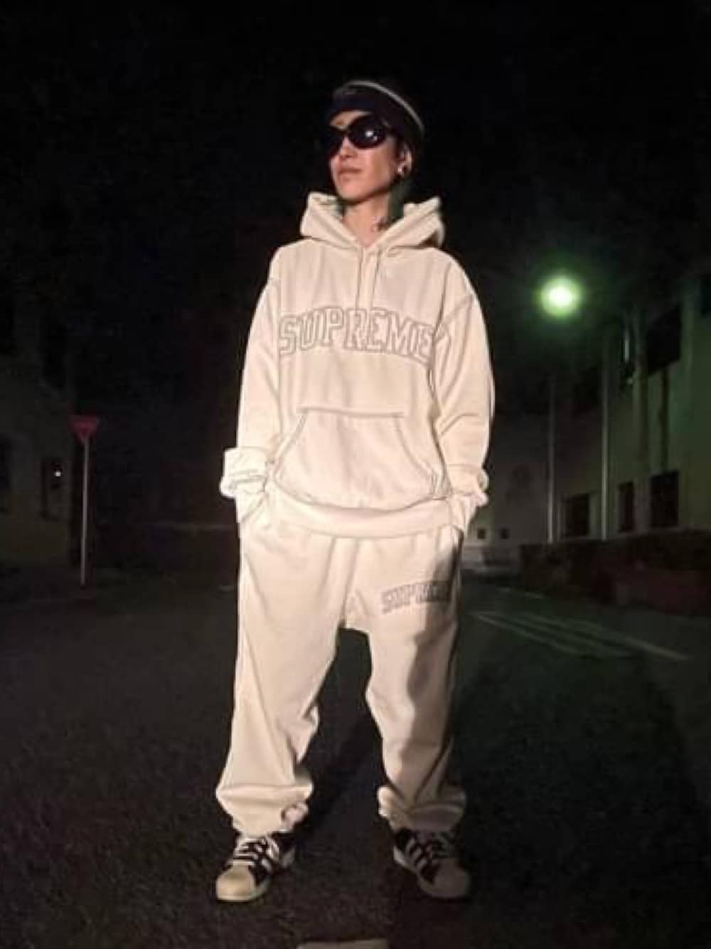 「モノトーン、モノトーンコーデ、ホワイト、ホワイトコーデ、Dime、LAD MUSICIAN、supreme、adidas superstar、street、streetfashion」｜「Supreme のアイテム（パーカー、ホワイト系）」を使った、lower   yukariさん（レディース・155cm）の冬コーディネートの1枚目の写真
