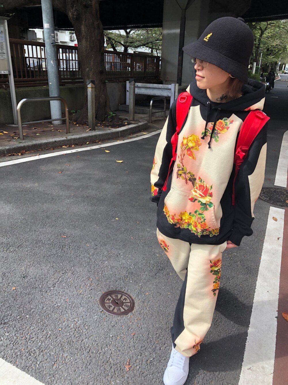 「私の推しブランド、supreme、Jordan、KANGOL、street、streetstyle、streetfashion」｜「Supreme のアイテム（パーカー、ブラック系）」を使った、lower   yukariさん（レディース・155cm）の冬コーディネートの1枚目の写真
