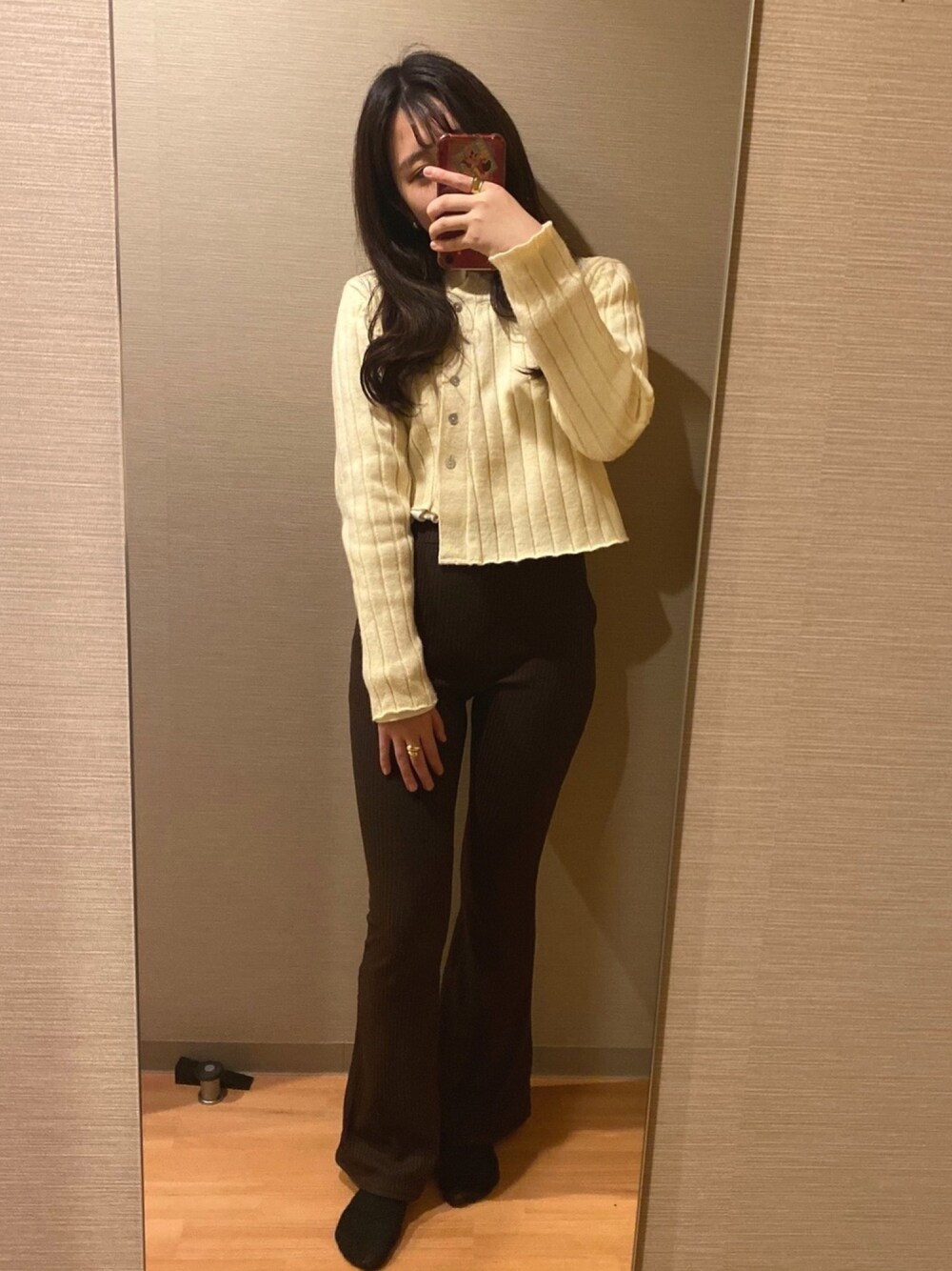 「冬コーデ、Link、GRL、秋コーデ」｜「GRLのリブニットフレアパンツ（その他パンツ、ブラウン系）」を使った、moeさん（レディース・160cm）の春コーディネートの1枚目の写真