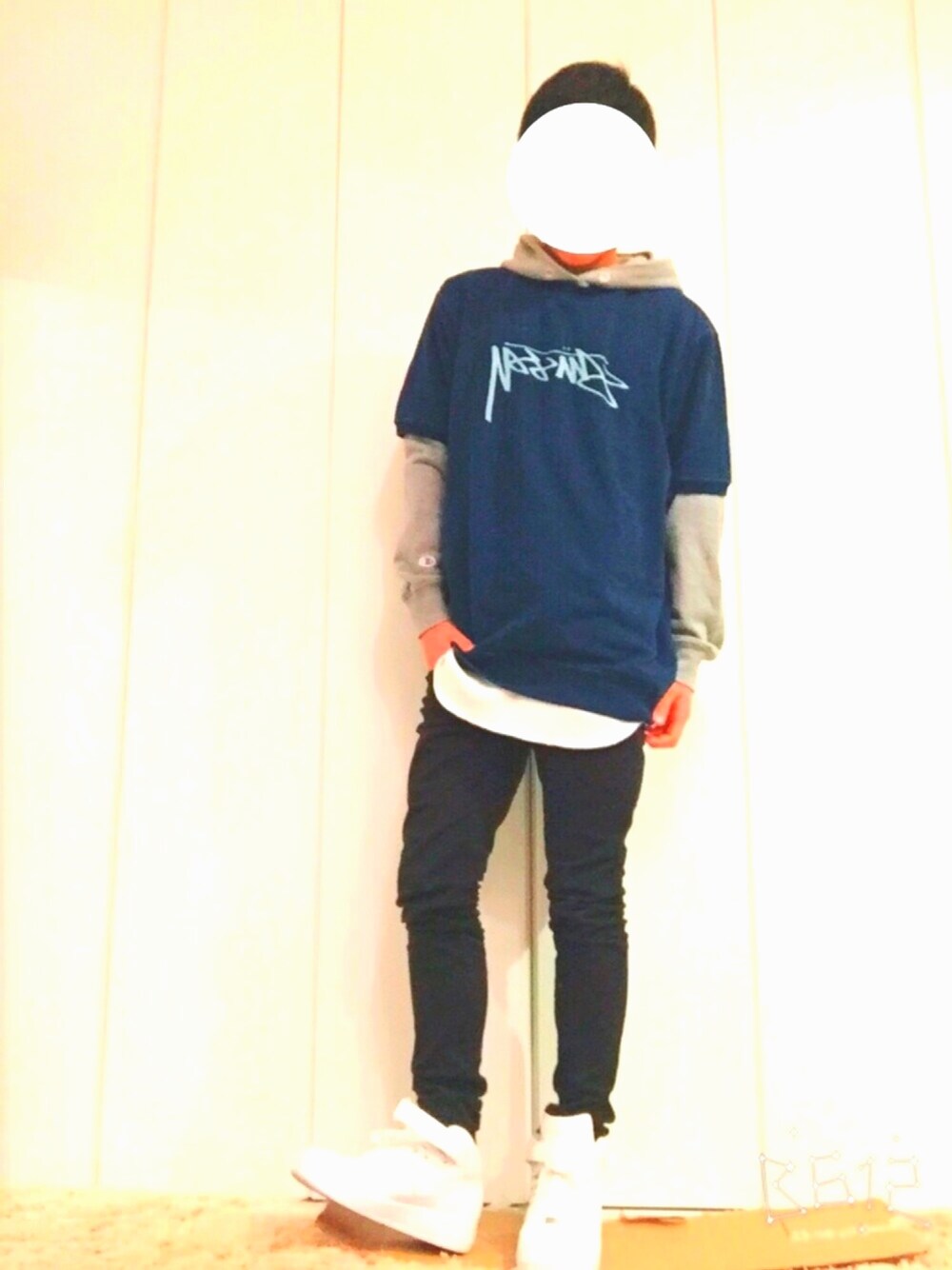 「冬コーデ、黒スキニー、stussy、NIKE、Champion、AIR FORCE 1、ストリート」｜「STUSSYのアイテム（パーカー、ブルー系）」を使った、aaさん（メンズ・170cm）の冬コーディネートの1枚目の写真