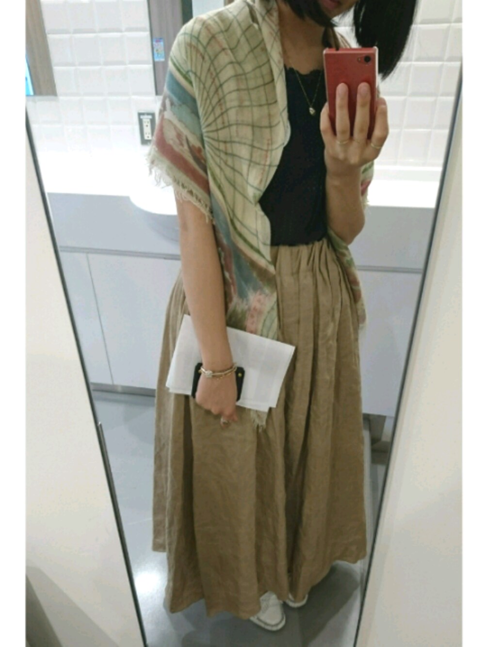 ベージュ系のスカート、ブラック系のスカートを着用したレディースの夏コーディネートの1枚目の写真