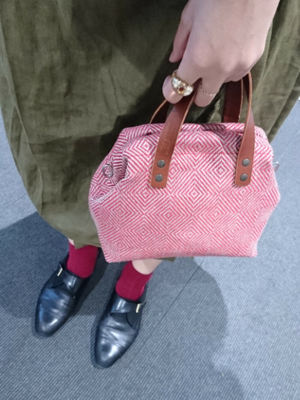 「ハンドバッグ、ハンドメイド、赤、RUKA」｜「ODETTE E ODILEのオデット エ オディール/O モンクシューズ SLP15/MC（その他シューズ、ブラック系）」を使った、あおいさん（レディース・159cm）の夏コーディネートの1枚目の写真