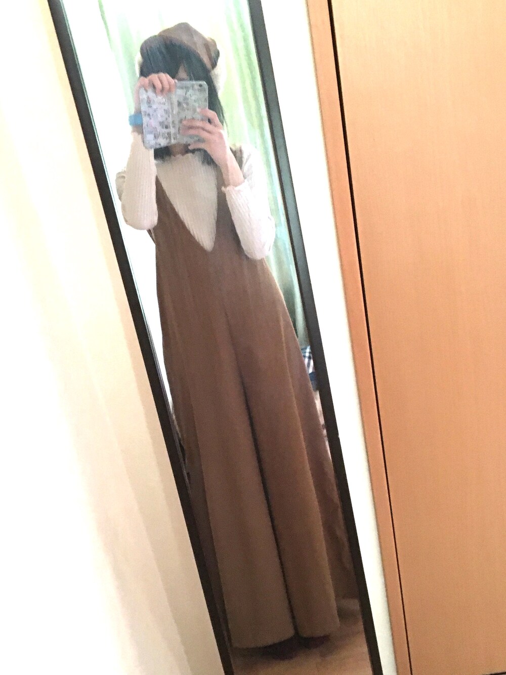 「休日スタイル、ゆるコーデ、オトナカジュアル、ワンピース、シンプルコーデ」｜「AS as know asのアイテム（サロペット/オーバーオール、ベージュ系）」を使った、みゃいさん（レディース・161cm）の冬コーディネートの1枚目の写真
