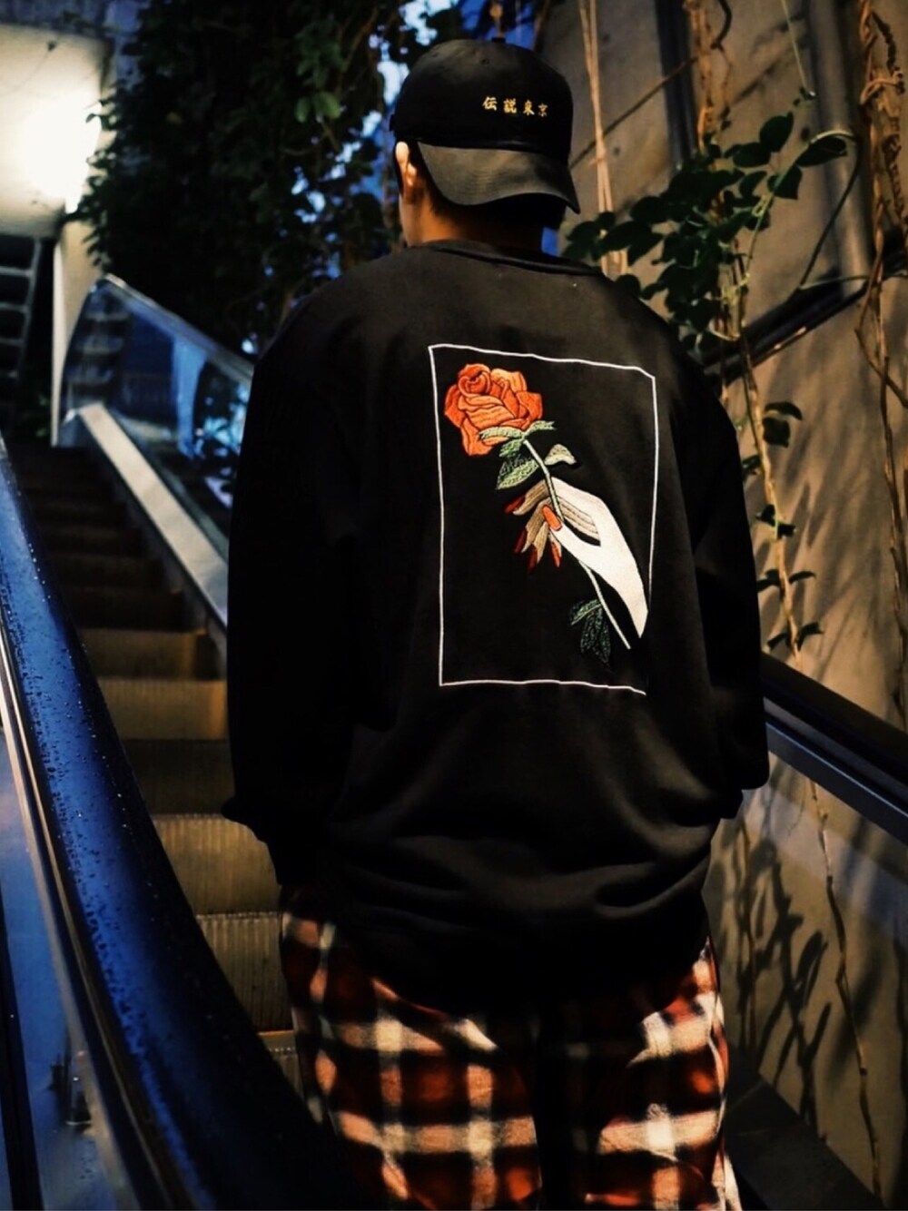 「LEGENDA、チェックパンツ、バラ柄、トレーナー、street、ブラック、秋のコーデ、ビックシルエット、オーバーサイズ、ストリート」｜「LEGENDAの手書き風 FLAME ROSE刺繍 ルーズシルエットスウェットトレーナー（スウェット、ブラック系）」を使った、LEGENDA_TOKYOさん（メンズ・177cm）の秋コーディネートの1枚目の写真