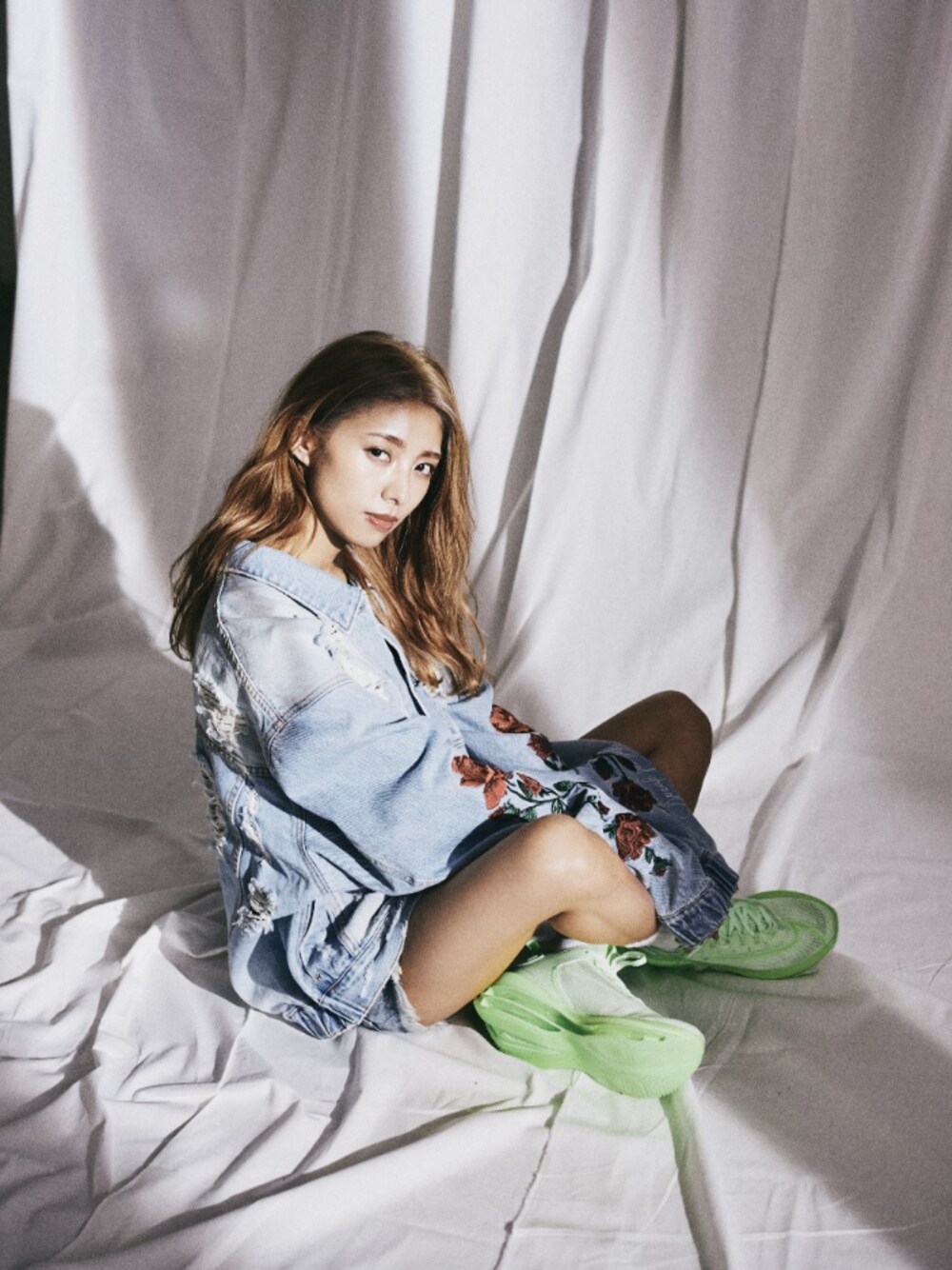 「LEGENDA、デニムジャケット、秋のマイ旬スタイル、バラ柄、ビッグシルエット、秋のコーデ」｜「LEGENDAのThe Fact Rose Denim Blouson（デニムジャケット、ブルー系）」を使った、LEGENDA_TOKYOさん（メンズ・177cm）の秋コーディネートの1枚目の写真
