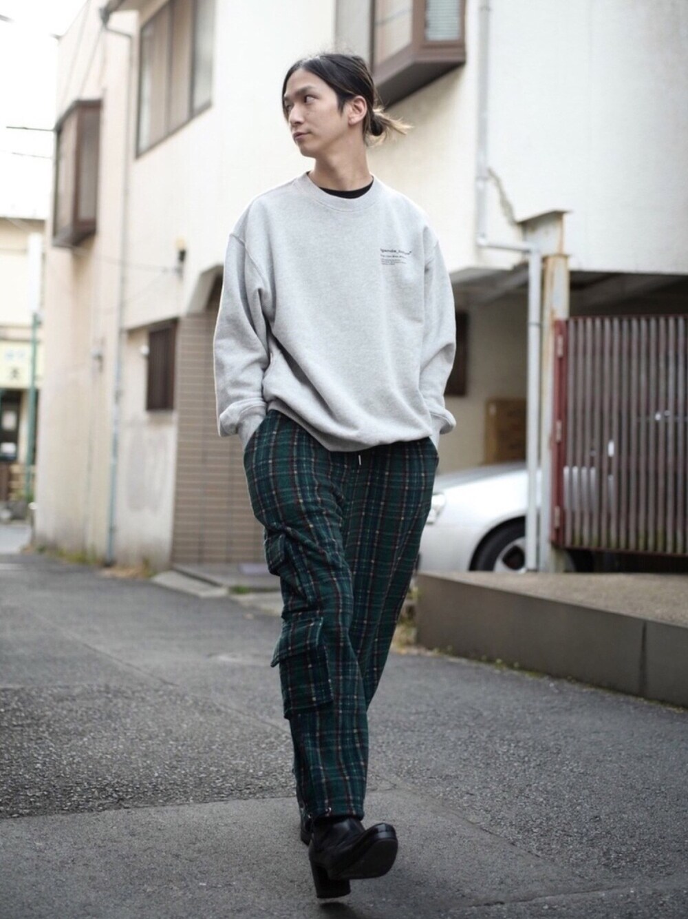 グリーン系のパンツ、グレー系のスウェット、ブラック系のブーツを着用したメンズの冬コーディネートの1枚目の写真