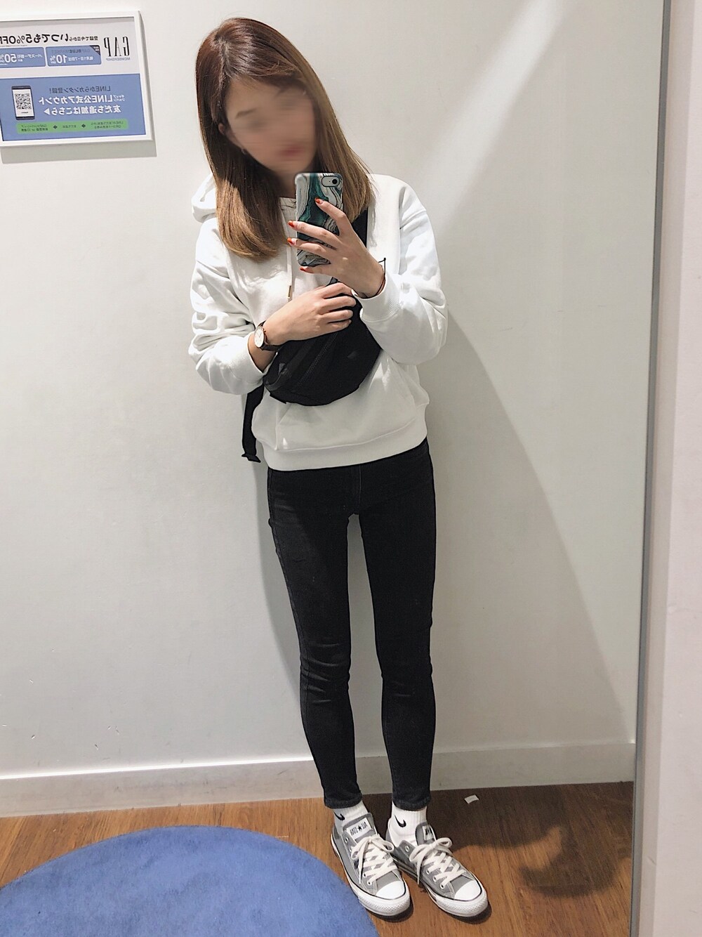 ブラウン系のアナログ腕時計を着用したレディースの春コーディネートの1枚目の写真