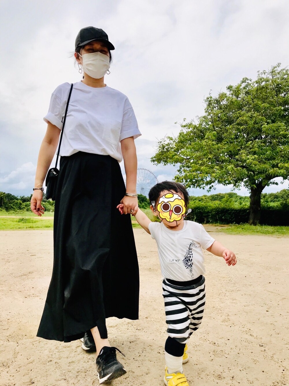 「ユニクロメンズＴシャツ、モノトーン、親子コーデ、公園スタイル、ロングスカート、三十代、ママコーデ」｜「coca（coca）のウエストツータック入りフレアロングスカート（スカート、ブラック系）」を使った、社畜ママさん（レディース・167cm）の春コーディネートの1枚目の写真