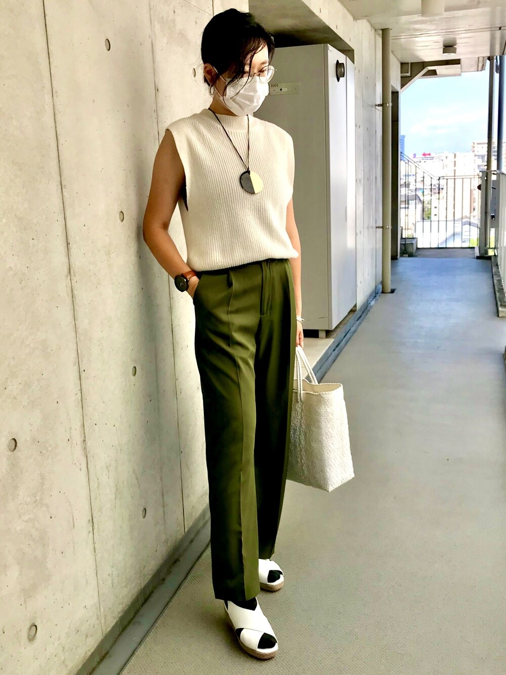 「秋コーデ、ママコーデ、休日スタイル、パンツスタイル、ストレートパンツ、カーキパンツ」｜「Willful by lipstarの【Willful by lipstar】サテンセンタープレスパンツ（その他パンツ、グリーン系）」を使った、社畜ママさん（レディース・167cm）の秋コーディネートの1枚目の写真