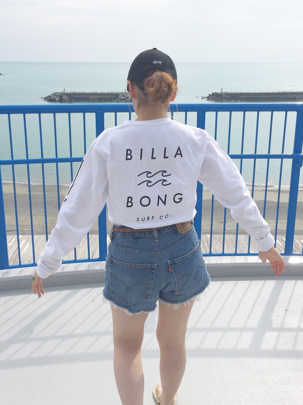 「海、ビラボン(BILLABONG)、ステューシー、stussy、Levi's、ROXY、カジュアルコーデ、キャップ、スポーツミックス」｜「STUSSYのStussy x PPP Low Softball Cap（キャップ、ブラック系）」を使った、nom.さん（レディース・154cm）の秋コーディネートの1枚目の写真