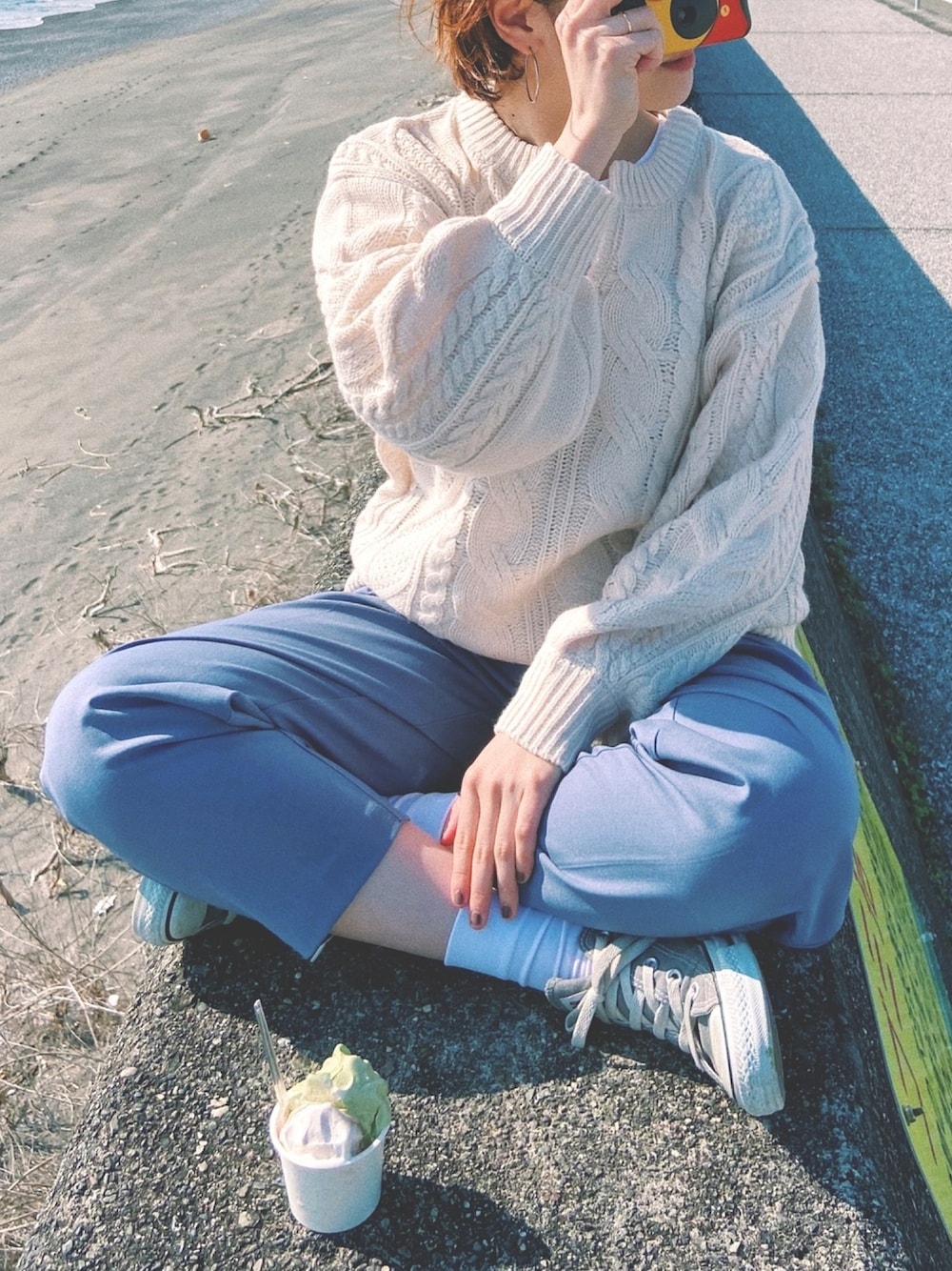 「大人カジュアル、カジュアル、パンツスタイル、ラフコーデ、ootd、パステルカラー、春コーデ、水色、ニット、水色パンツ」｜「INGNIのケーブルスキッパー／ニット（ニット/セーター、ホワイト系）」を使った、nom.さん（レディース・154cm）の春コーディネートの1枚目の写真