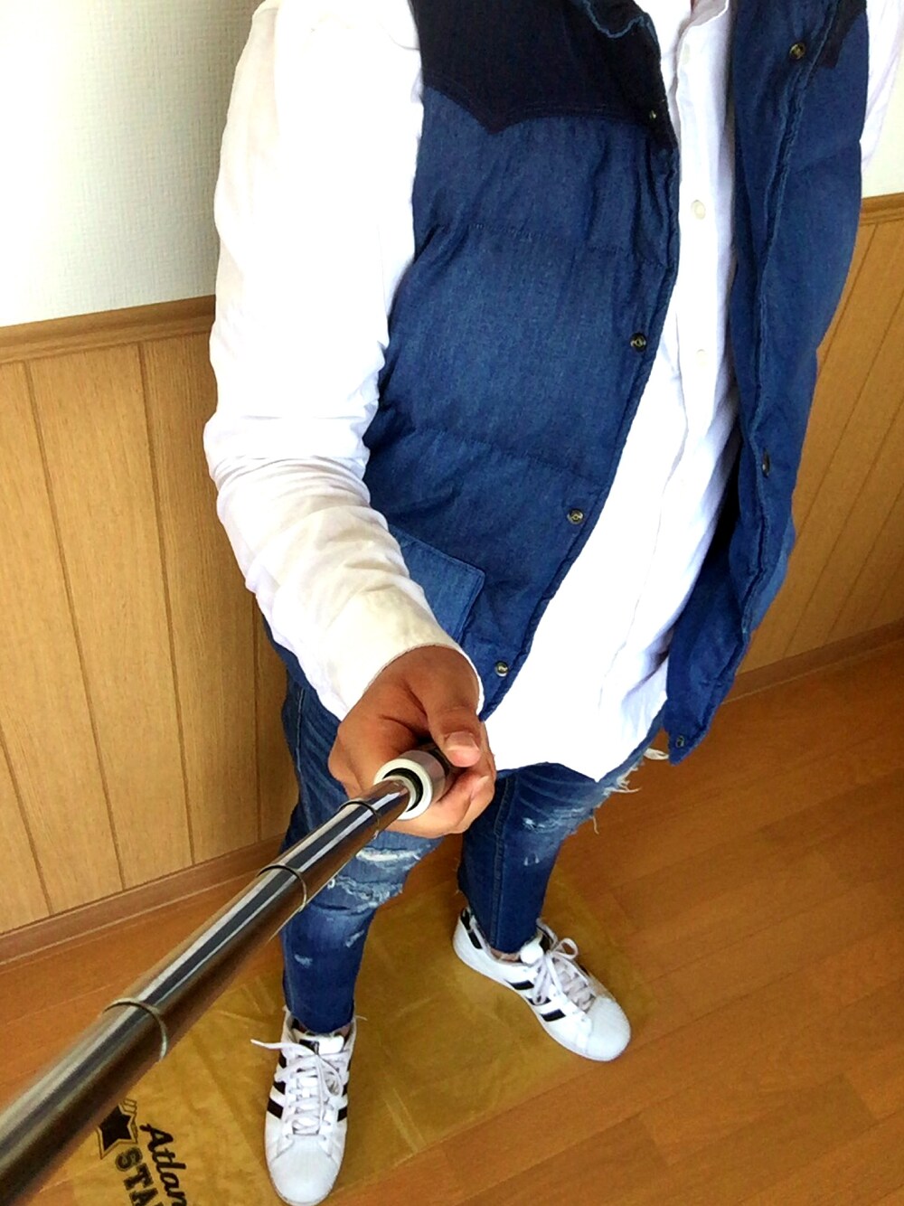 「Right-onのアイテム（ダウンベスト、ブルー系）」を使った、🇺🇸さん（メンズ・170cm）の春コーディネートの1枚目の写真
